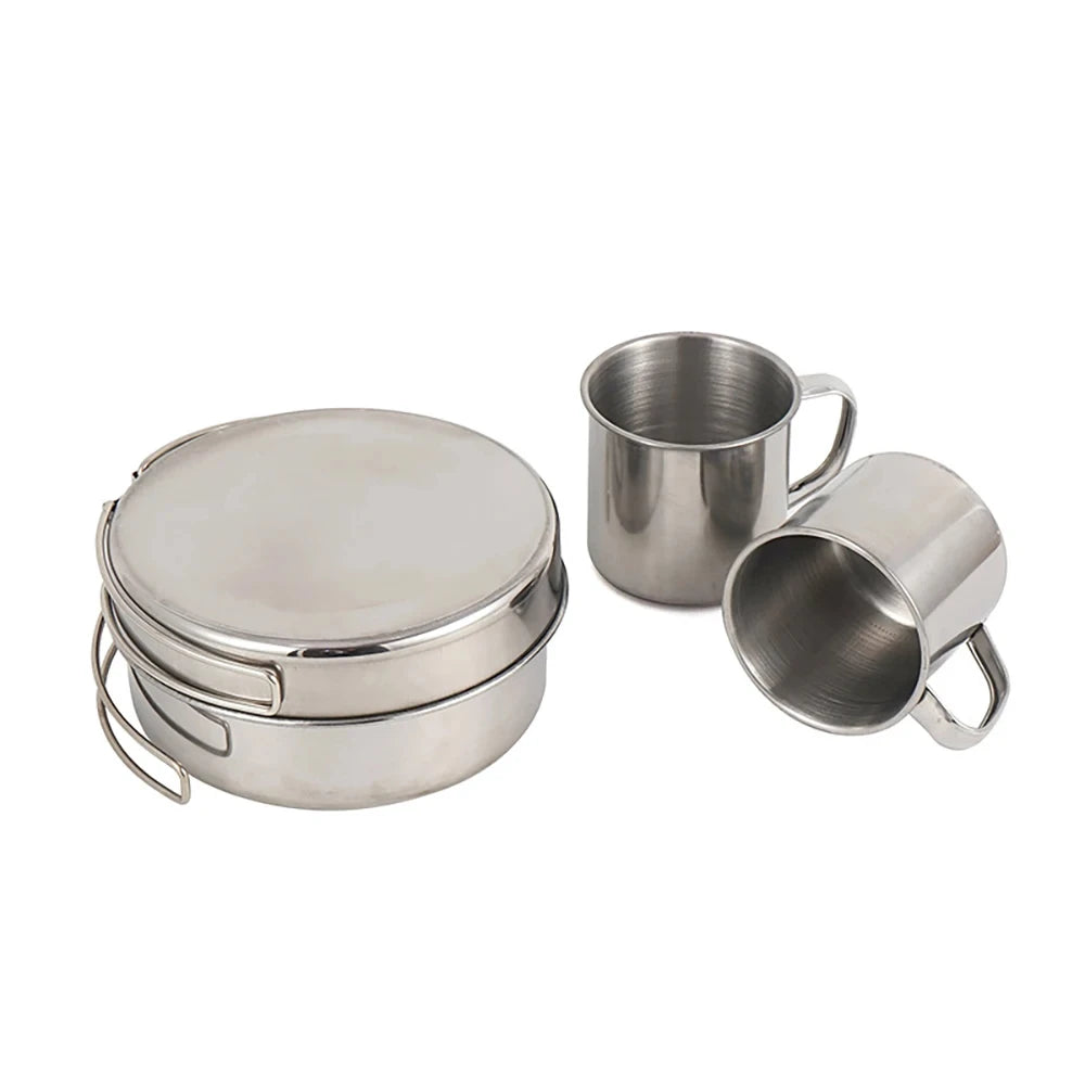 Les deux casseroles emboîtées + 2 tasses inox sur fond blanc — compacité du rangement
