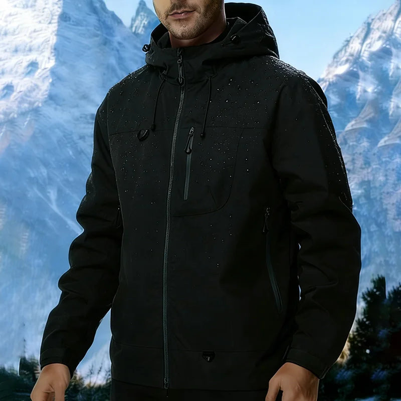 Veste noire face — capuche et cordon, poche poitrine zip, poche latérale, fond montagne enneigée