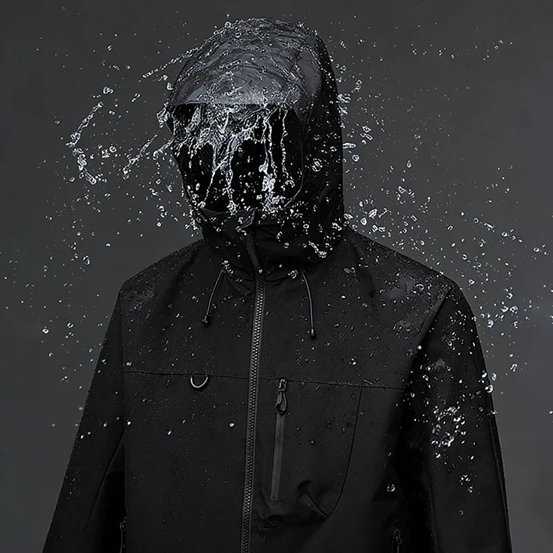 Test imperméabilité veste noire sous jet d'eau — capuche coupe-vent, éclaboussures, fond gris sombre