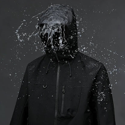 Test imperméabilité veste noire sous jet d'eau — capuche coupe-vent, éclaboussures, fond gris sombre