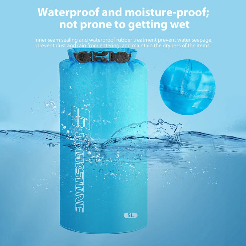 Sac étanche bleu 5L à moitié immergé dans l'eau — démonstration d'étanchéité des coutures soudées