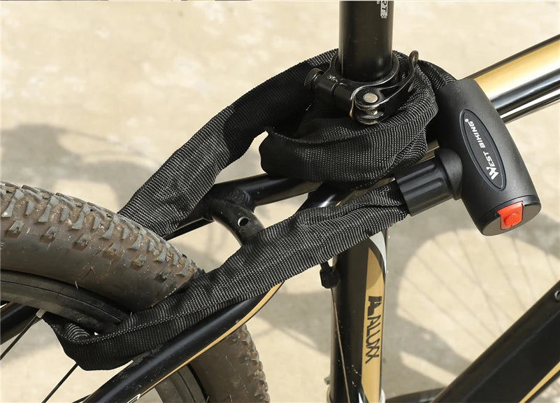 Antivol chaîne enroulé à travers les rayons de deux roues d'un vélo bleu