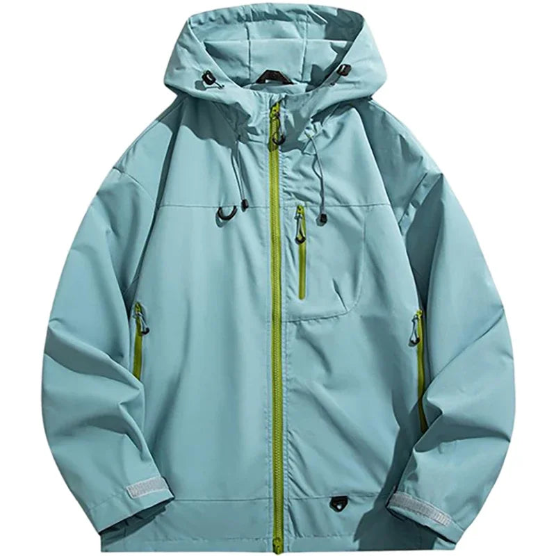 Veste Light Green posée à plat — capuche, zips jaunes, poches, bandes réfléchissantes aux poignets, fond blanc