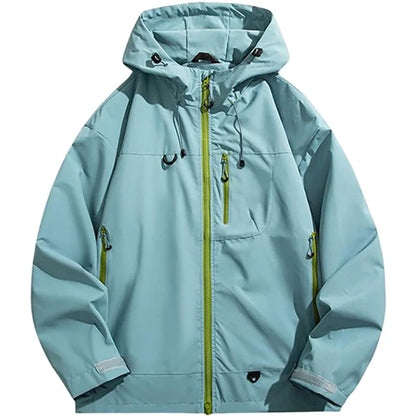 Veste Light Green posée à plat — capuche, zips jaunes, poches, bandes réfléchissantes aux poignets, fond blanc