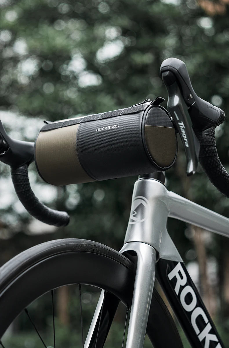 Sacoche de guidon ROCKBROS noir/kaki montée sur vélo de route en forêt — vue lifestyle profil