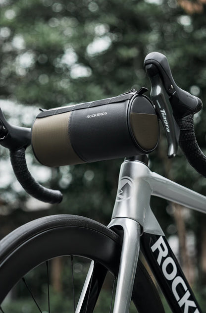 Sacoche de guidon ROCKBROS noir/kaki montée sur vélo de route en forêt — vue lifestyle profil