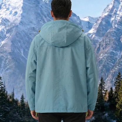 Vue dos veste Light Green — capuche, gouttes d'eau sur tissu déperlant, fond montagne enneigée