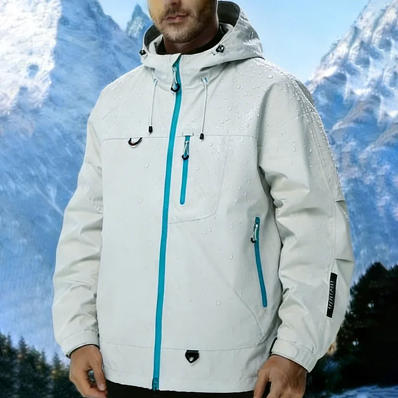 Variante White — veste softshell imperméable blanche face, capuche, zips bleu turquoise, fond montagne (variante White)