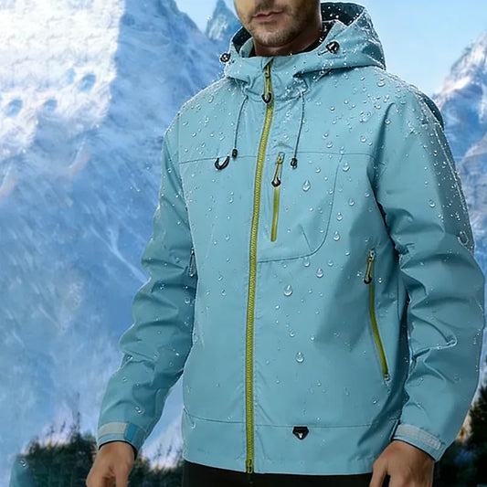 Veste softshell imperméable Light Green face — capuche ajustable, zip jaune, poche poitrine, fond montagne enneigée, gouttes d'eau (variante Light Green)