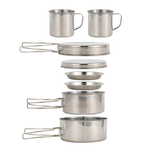 Vue éclatée du kit 8 pièces inox sur fond blanc : 2 casseroles avec poignées pliables, 1 poêle, 2 assiettes, 1 plat plat, 2 tasses
