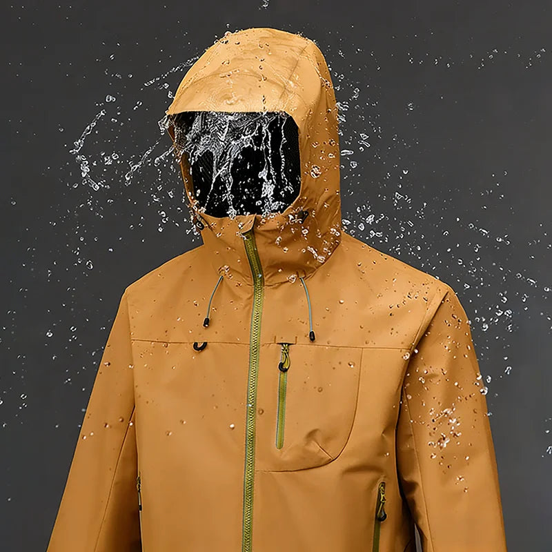 Test imperméabilité veste caramel sous jet d'eau puissant — capuche structurée, fond gris studio