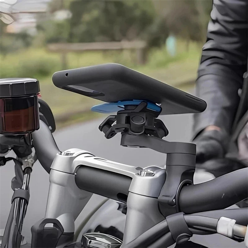 Support téléphone monté sur guidon de vélo électrique en situation de roulage — smartphone dans étui noir