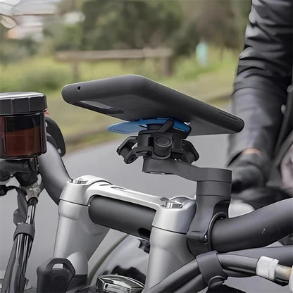 Support téléphone monté sur guidon de vélo électrique en situation de roulage — smartphone dans étui noir