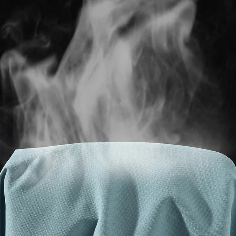 Démonstration respirabilité — vapeur s'échappant du tissu Light Green en gros plan, fond noir