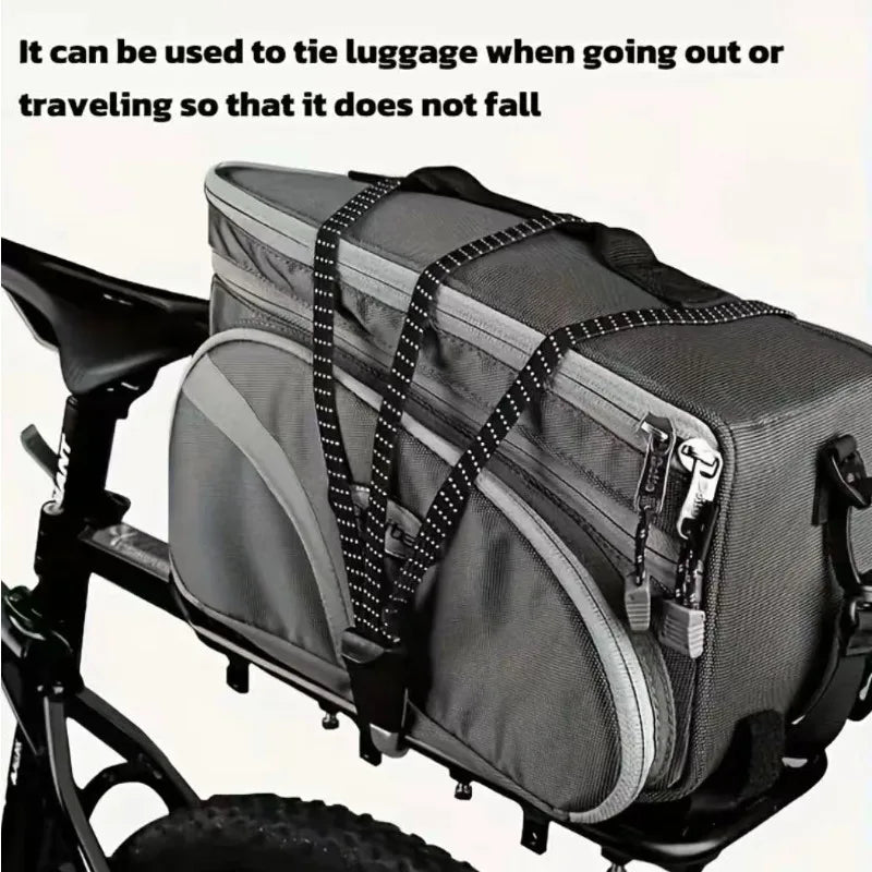 Sacoche grise maintenue par le sandow sur porte-bagage — identique à l'image usage sacoche