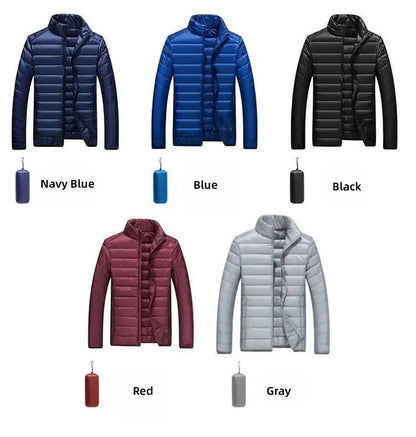 Les cinq coloris disponibles à plat avec leur pochette de rangement respective : Marine, Bleu, Noir, Bordeaux, Gris