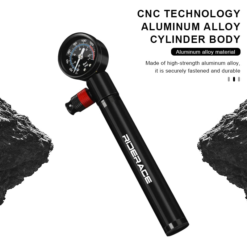 Corps aluminium CNC RIDERACE — pompe noire haute résistance, manomètre analogique en tête, vue 3/4 fond blanc