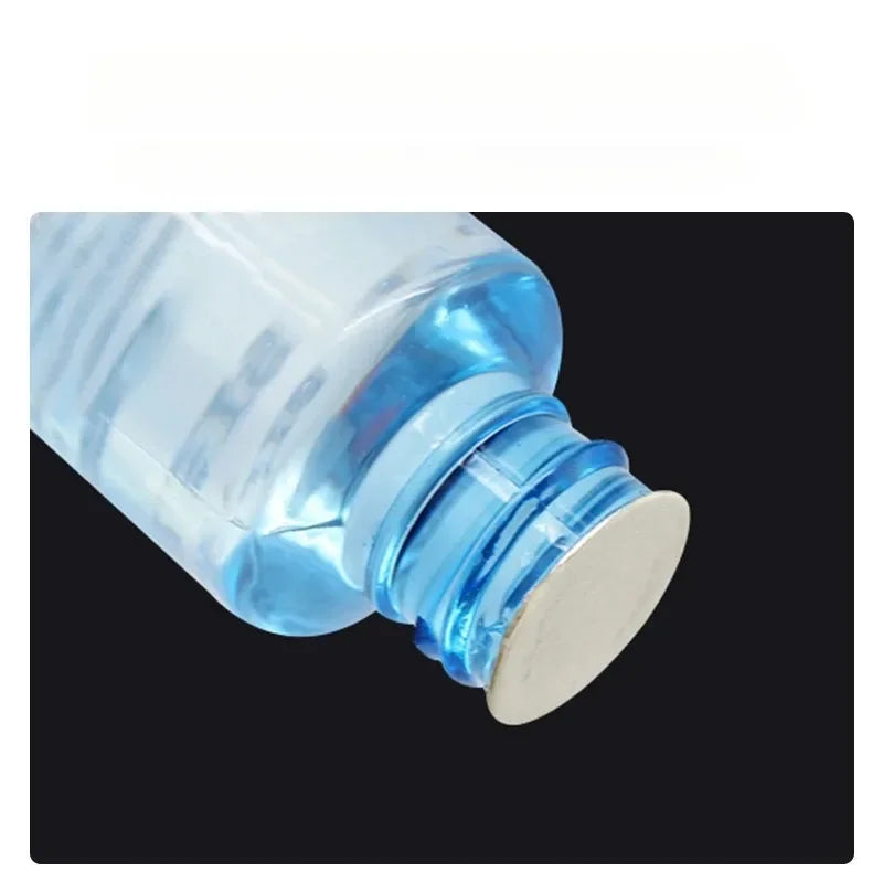 Gros plan sur le fond du flacon transparent bleu avec le bouchon de base — détail de la contenance 60ml