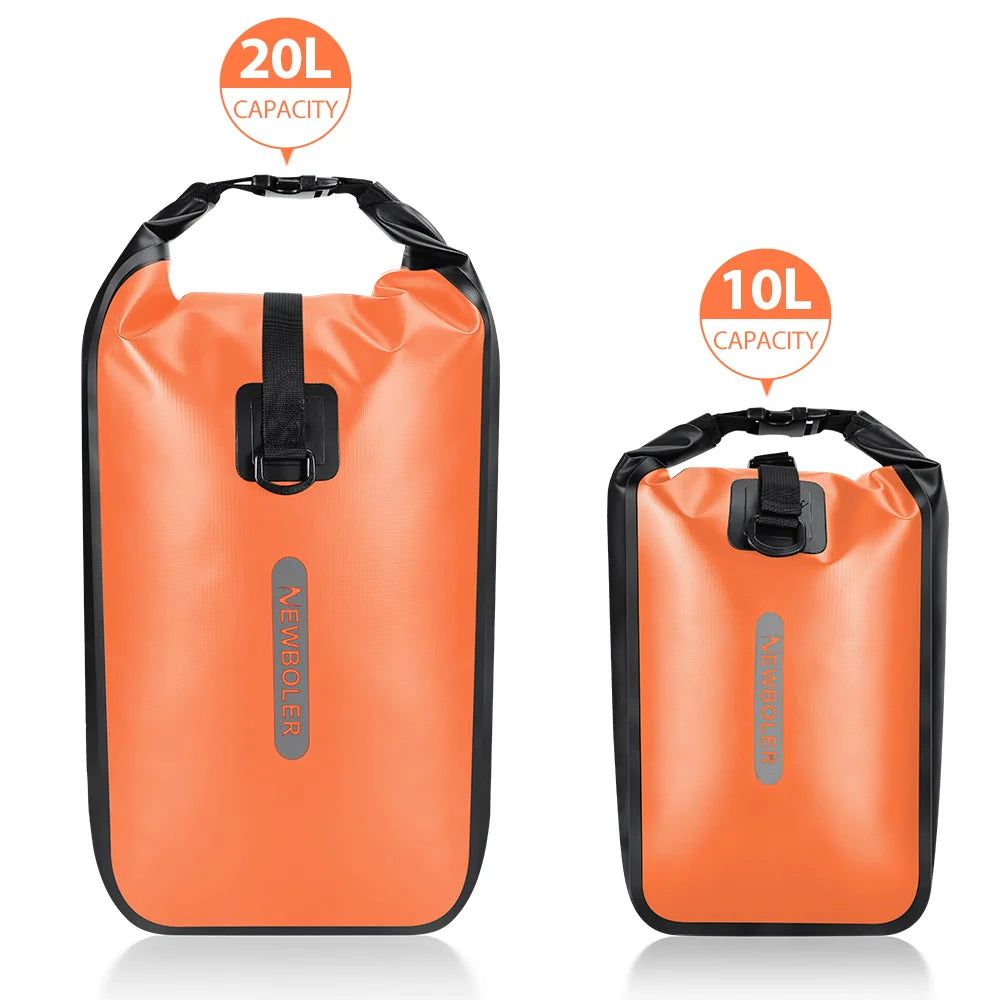 Comparaison de taille entre la version 20L et la version 10L, sacoches orange posées côte à côte