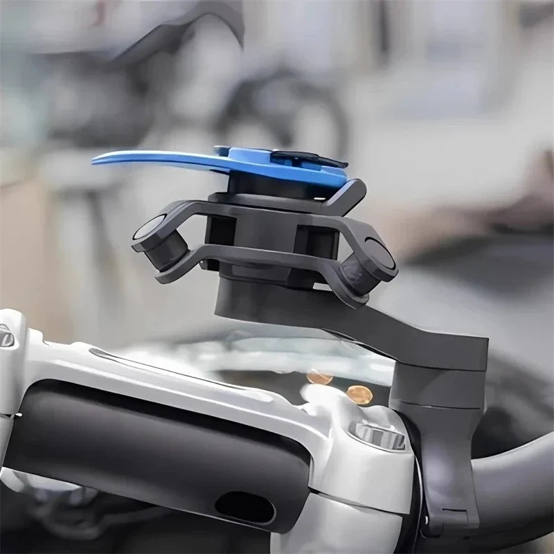Gros plan du mécanisme de fixation click sur guidon de moto — clip bleu de déverrouillage bien visible