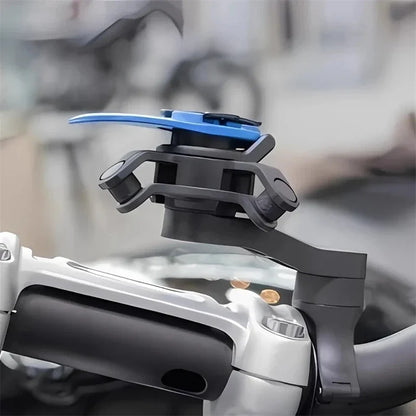 Gros plan du mécanisme de fixation click sur guidon de moto — clip bleu de déverrouillage bien visible
