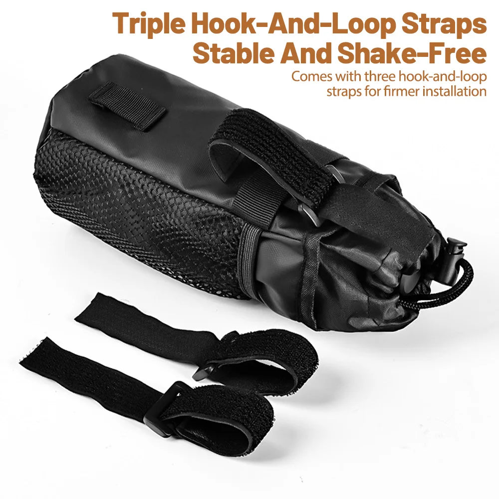 Sacoche posée à plat avec les trois sangles velcro détachées — vue d'ensemble du système d'attache Triple Hook-And-Loop