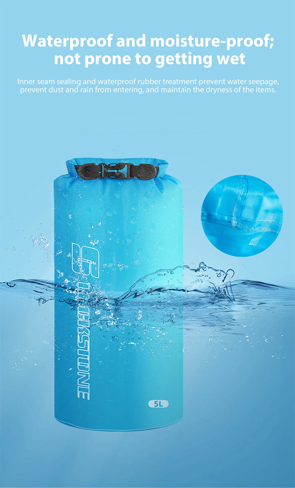 Sac étanche bleu immergé en surface — test d'étanchéité en conditions réelles
