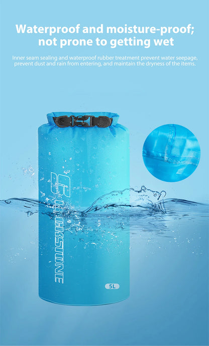 Sac étanche bleu immergé en surface — test d'étanchéité en conditions réelles