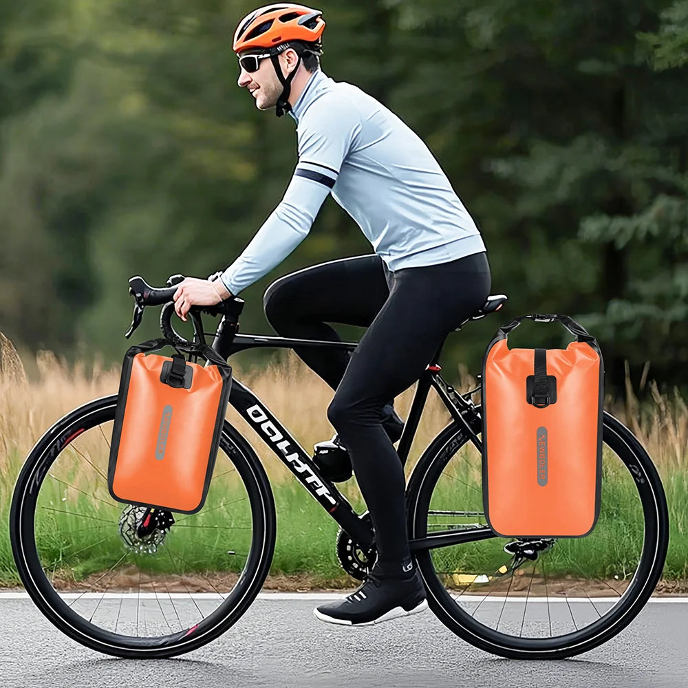 Cycliste roulant avec deux sacoches orange montées de part et d'autre de la fourche avant
