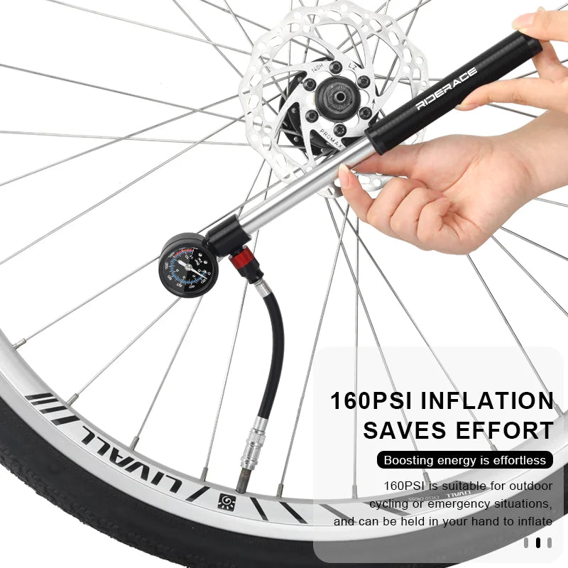 Gonflage 160 PSI en situation — pompe RIDERACE tenue à la main, tuyau branché sur valve de roue vélo de route, manomètre analogique visible