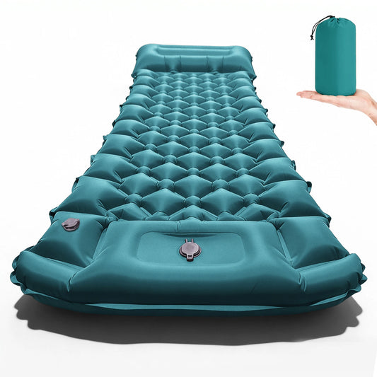 Variante Bleu paon — matelas gonflable bleu paon avec oreiller intégré + sacoche de transport tenue dans une paume, fond blanc