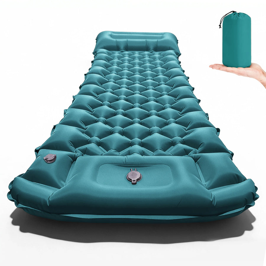 Variante Bleu paon — matelas gonflable bleu paon avec oreiller intégré + sacoche de transport tenue dans une paume, fond blanc