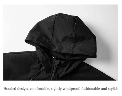 Zoom capuche veste noire posée — structure volumineuse coupe-vent, cordon de réglage visible