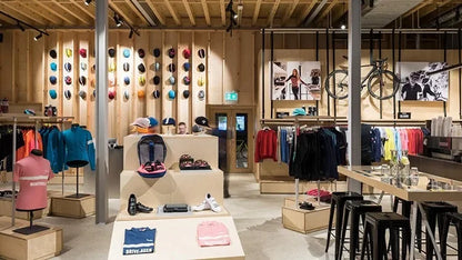 Ambiance magasin de cyclisme illustrant l'univers de la marque