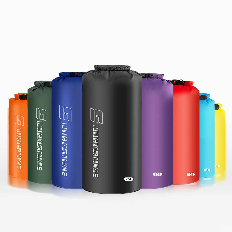Les 8 coloris côte à côte en éventail, sac noir 75L au centre — vue d'ensemble de la gamme