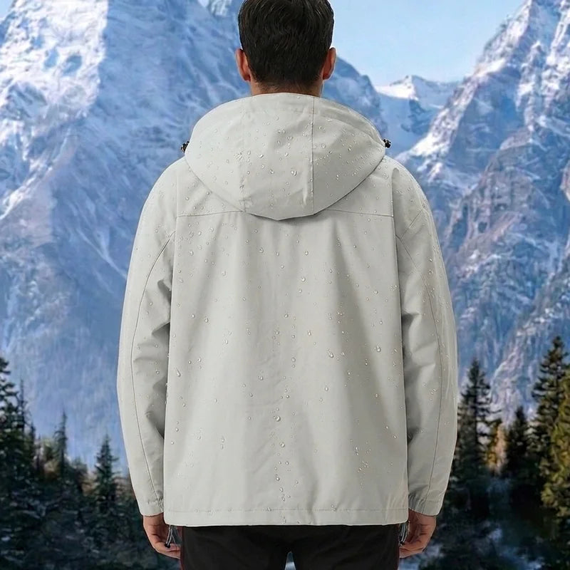 Vue dos veste coloris blanc/crème — capuche, gouttes d'eau, fond montagne enneigée et forêt