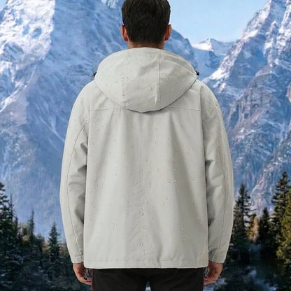 Vue dos veste coloris blanc/crème — capuche, gouttes d'eau, fond montagne enneigée et forêt