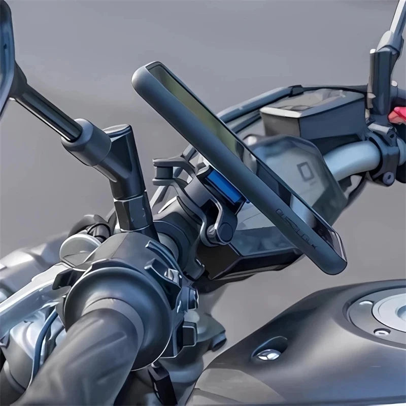 Support téléphone monté sur guidon de moto — smartphone en position portrait, clip bleu de verrouillage visible