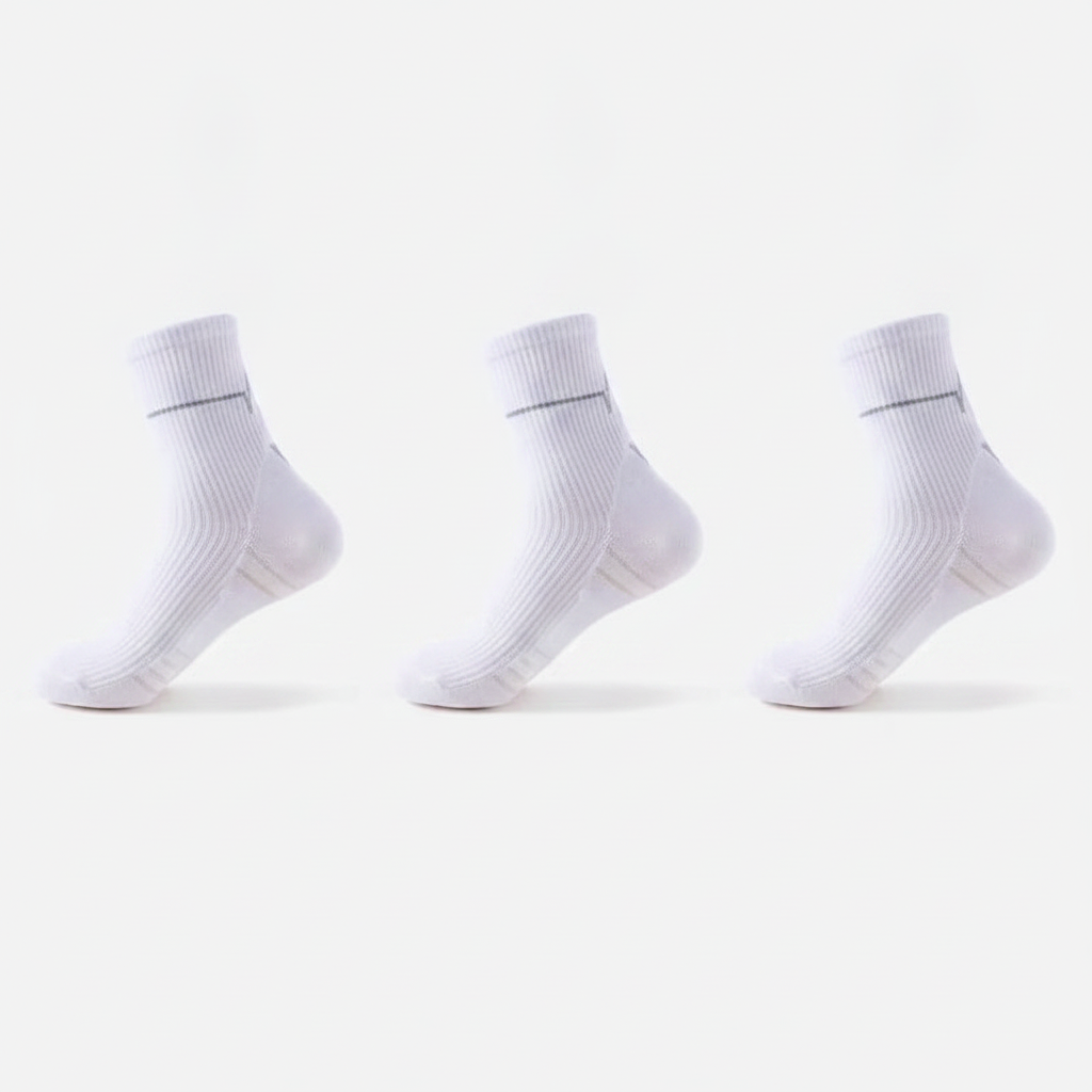 Studio : trois chaussettes blanches alignées côte à côte, lot de 3 paires blanches