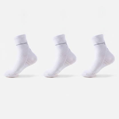 Studio : trois chaussettes blanches alignées côte à côte, lot de 3 paires blanches