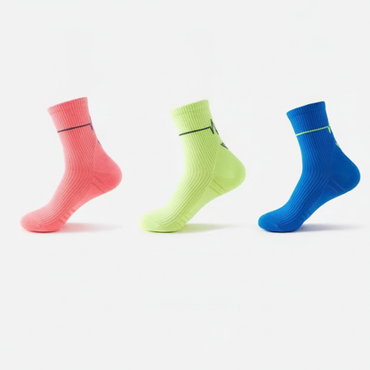 Studio : trois chaussettes de coloris différents (corail, vert fluo, bleu) alignées côte à côte, lot Mix A