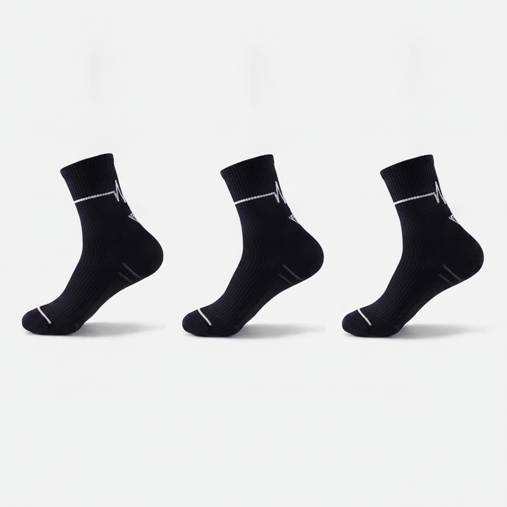Studio : trois chaussettes noires alignées côte à côte, lot de 3 paires noires