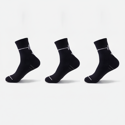 Studio : trois chaussettes noires alignées côte à côte, lot de 3 paires noires