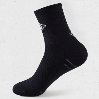 Studio : une chaussette noire seule, vue de profil