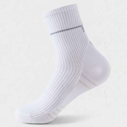 Studio : une chaussette blanche seule, vue de profil