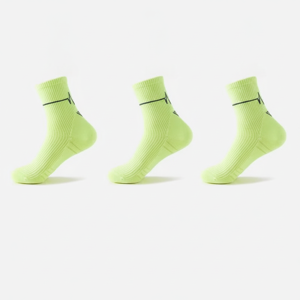 Studio : trois chaussettes vert fluo alignées côte à côte, lot de 3 paires vertes