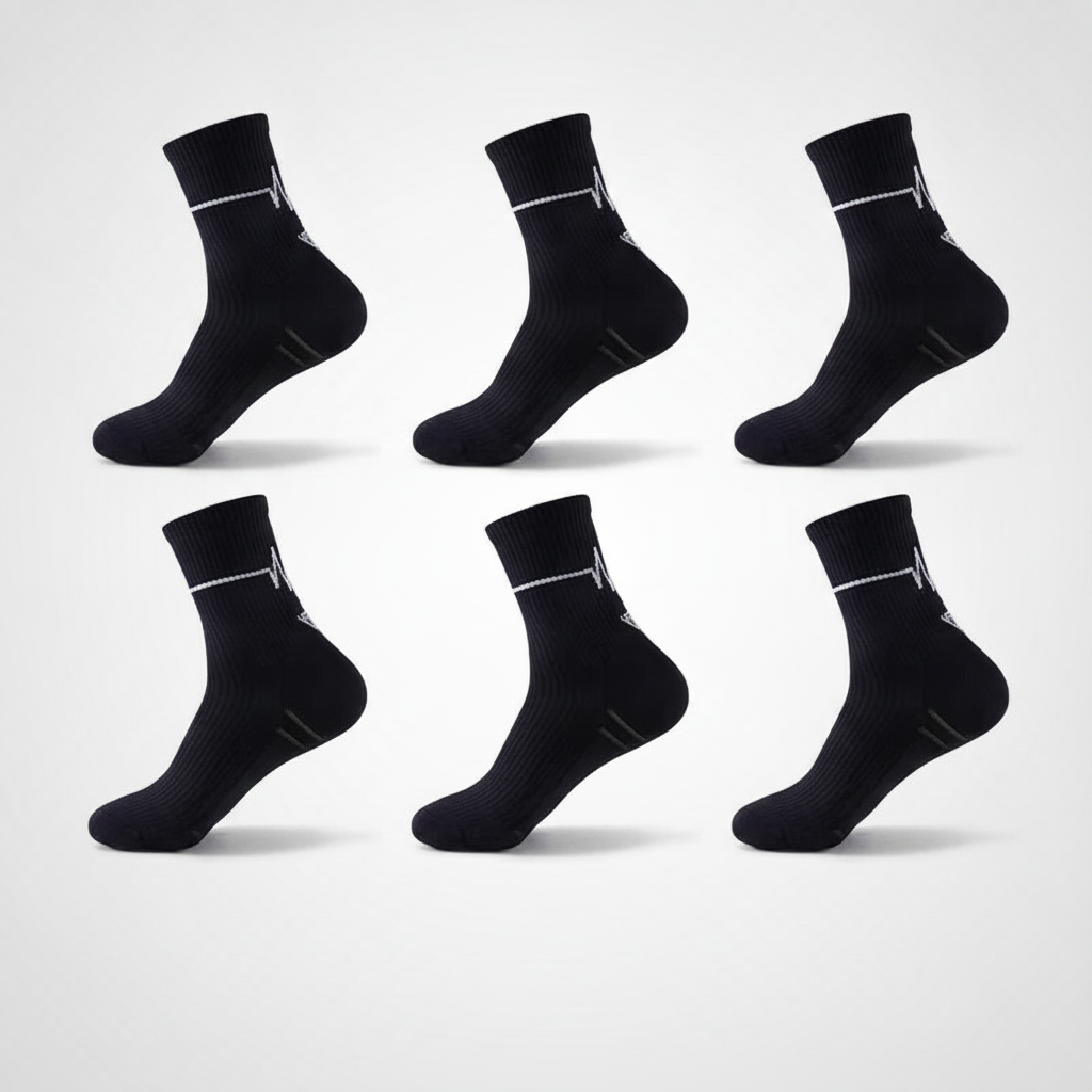 Studio : cinq chaussettes noires alignées côte à côte, lot de 5 paires noires
