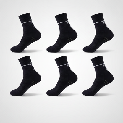 Studio : cinq chaussettes noires alignées côte à côte, lot de 5 paires noires