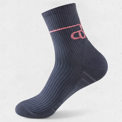 Studio : une chaussette gris foncé seule, vue de profil