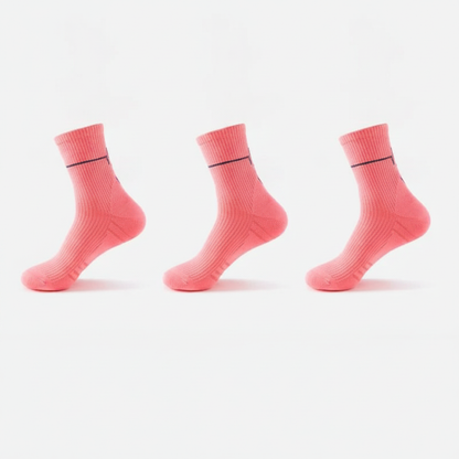 Studio : trois chaussettes corail alignées côte à côte, lot de 3 paires roses